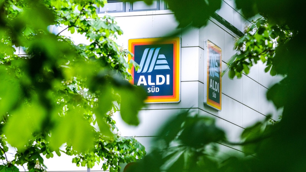 Düsseldorf 08.05.2023 Aldi Süd Lebensmitteldiscounter Supermarkt Düsseldorf Nordrhein-Westfalen Deutschland *** Dusseldorf 08 05 2023 Aldi Süd discount supermarket Dusseldorf North Rhine Westphalia Ge ...