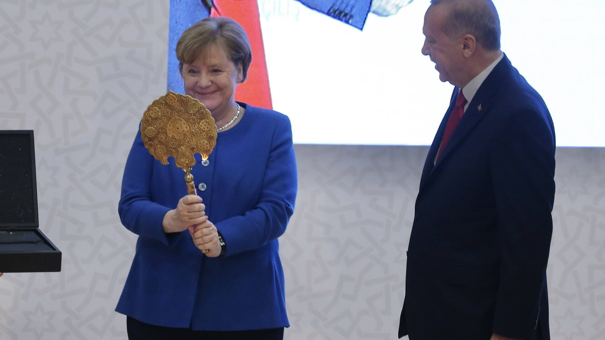 Merkel Bekommt Von Erdogan Einen Spiegel Twitter Reagiert