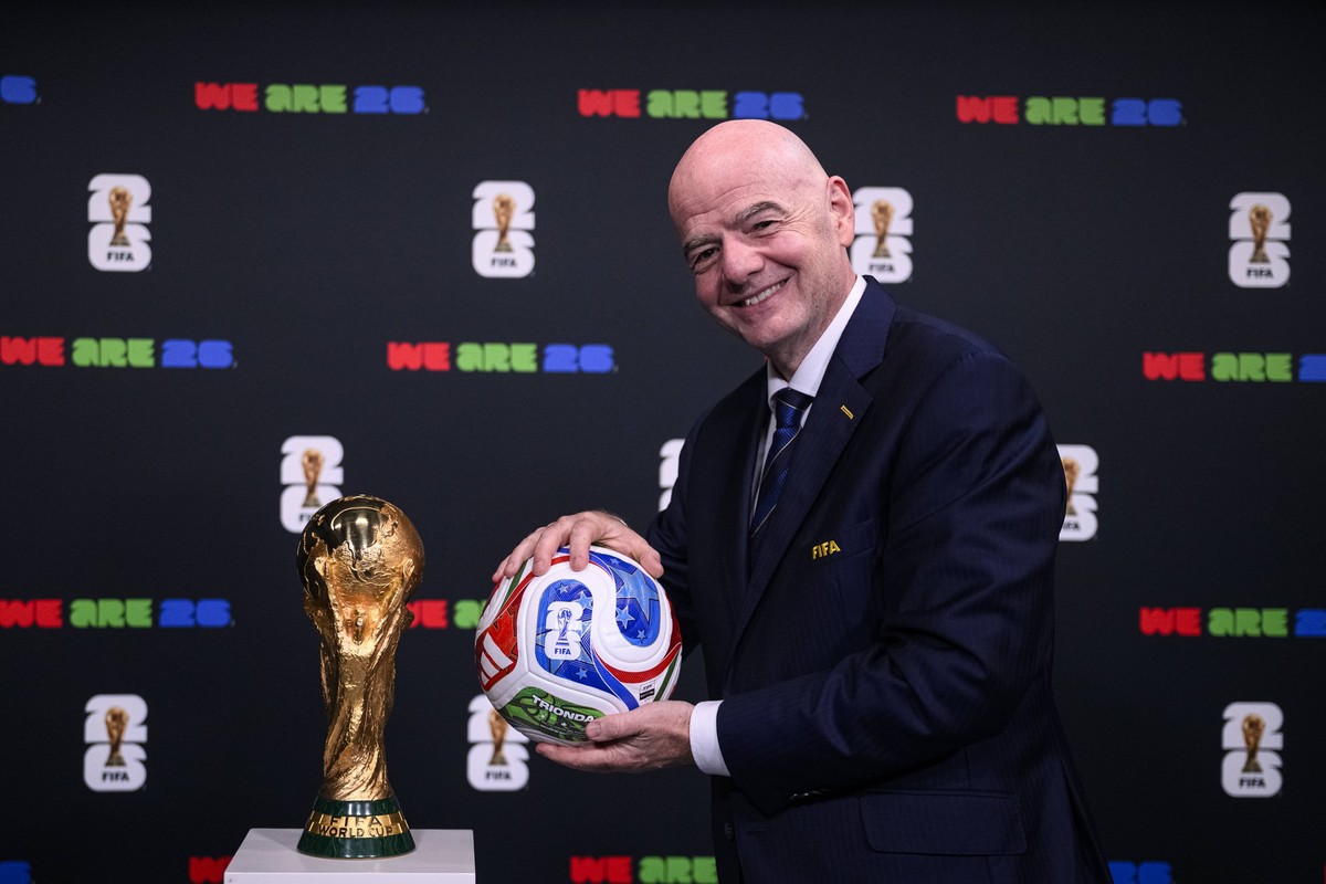 FIFA World Cup, WM, Weltmeisterschaft, Fussball 2026 Official Match Ball Unveiled ZURICH, SWITZERLAND - OCTOBER 02: FIFA President Gianni Infantino unveils the FIFA World Cup 2026 Official Match Ball  ...