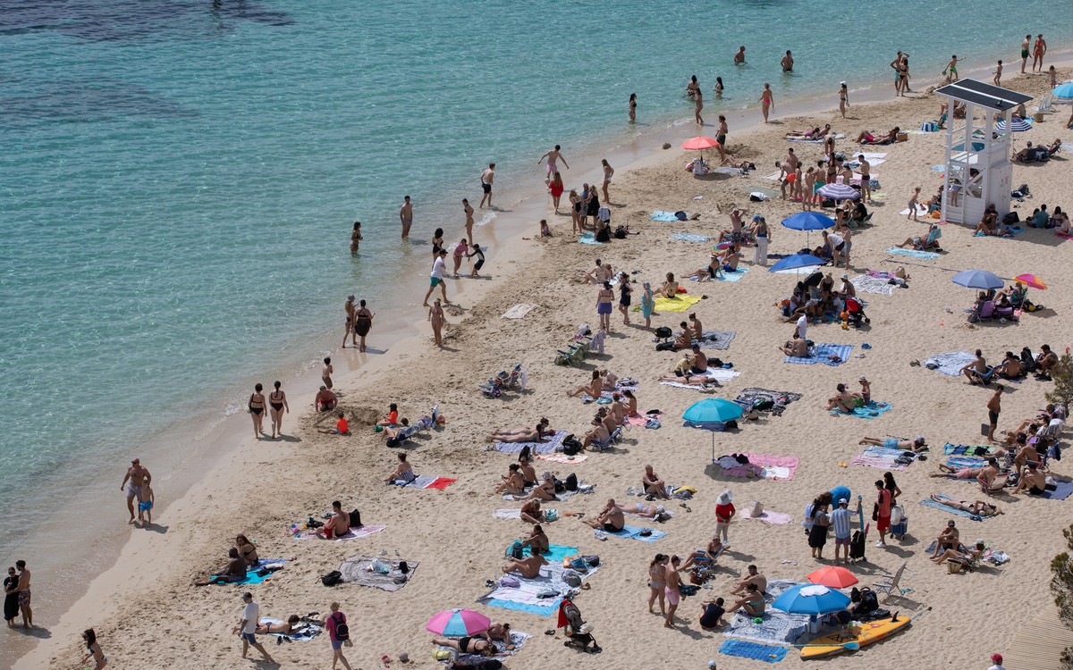 ARCHIV - 06.04.2025, Spanien, Calvia: Menschen am Strand von Portals Nous. (zu dpa: «Dertour legt stark zu - 31 Prozent mehr Wintergäste») Foto: Clara Margais/dpa +++ dpa-Bildfunk +++
