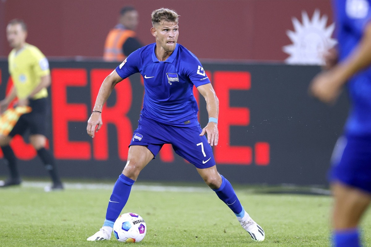 NIEDERLECHNER Florian Team Hertha BSC 2. Bundesliga DFL Saison 2023 - 2024 2. BL Spiel Fortuna Duesseldorf - Hertha BSC Berlin 0 : 1 am 29. 07. 2023 in Duesseldorf DFL REGULATIONS PROHIBIT ANY USE OF  ...