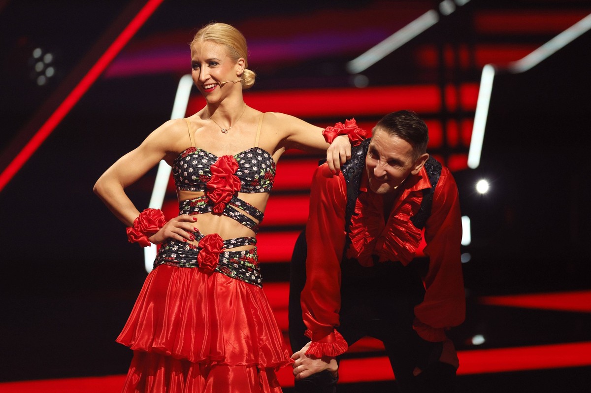 Mark Keller mit Kathrin Menzinger in der neunten Live-Show der 17. Staffel der RTL-Tanzshow Let s Dance im MMC Coloneum. Köln, 03.05.2024 *** Mark Keller with Kathrin Menzinger in the ninth live show ...