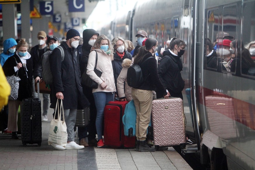 Schlangestehen ohne Abstand, dafür aber mit Masken für das Besteigen eines abfahrbereiten ICE der DB Deutsche Bahn und voller Bahnsteig im Hauptbahnhof Mannheim, Baden Württemberg, Deutschland *** Que ...