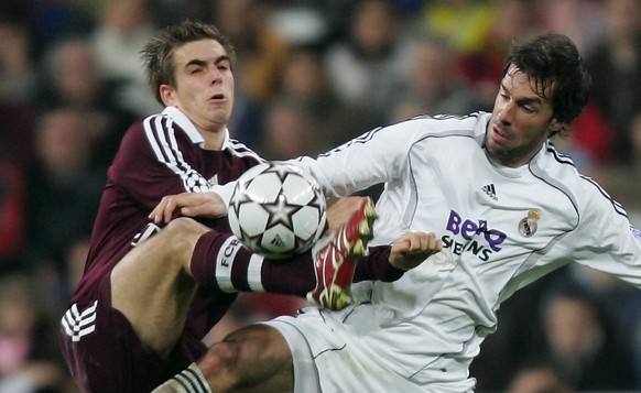 Philipp Lahm (l.) rauft sich mit Ruud van Nistelrooy