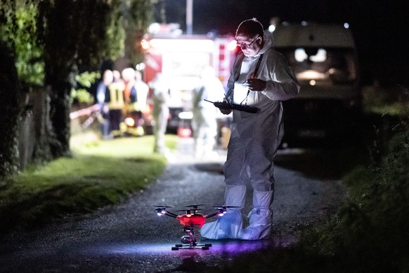 28.09.2023, Hessen, Bad Emstal: Ein Mitarbeiter der Spurensicherung steht mit einer Drohne auf einem Waldweg. In Bad-Emstal, im Landkreis Kassel, ist eine Frauenleiche entdeckt worden. Die Polizei sch ...