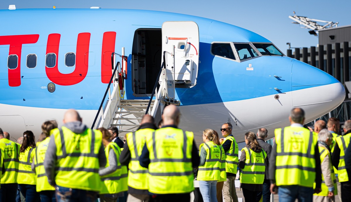 ARCHIV - 08.05.2024, Niedersachsen, Langenhagen: Ein Flugzeug vom Typ Boeing 737-8 mit einer Sonderlackierung zum 50-j