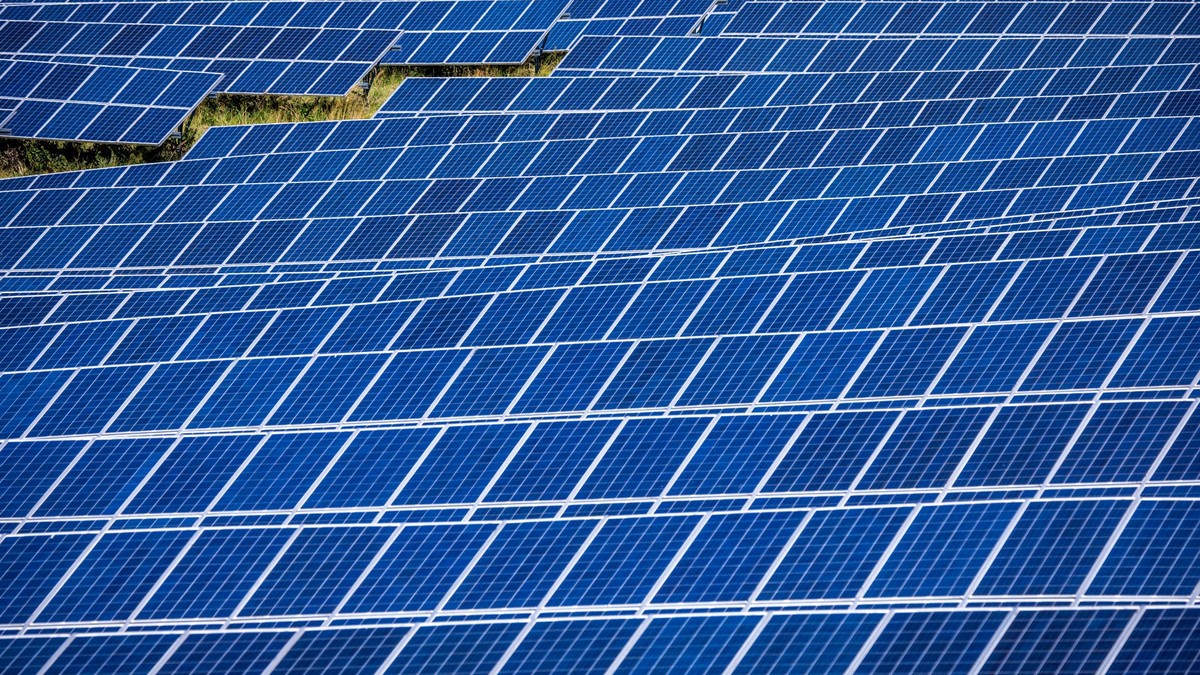 29.07.2024, Mecklenburg-Vorpommern, Wismar: Solarmodule stehen in einem Solarpark. Der Ausbau der Solarenergie in Deutschland gewinnt an Fahrt. Von Anfang Januar bis 18.07.2024 lag die neu installiert ...