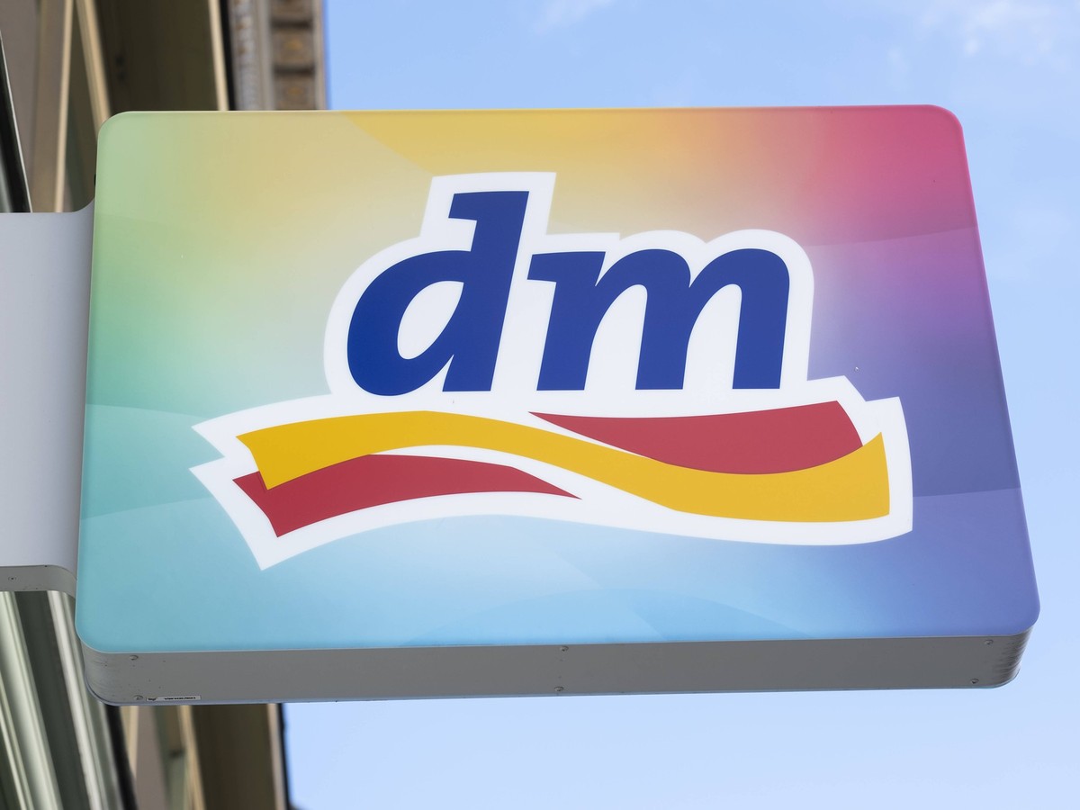 DM Logo an einer Filiale der Drogeriekette in Wien *** DM logo at a branch of the drugstore chain in Vienna