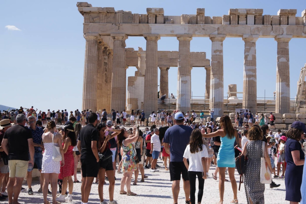 Griechenland - Athen, Touristen beim Besuch des Akropolisfelsens in er griechischen Hauptstadt mit dem ber�hmten Wahrzeichen Parthenon-Tempel, Momentaufnahme am 12.07.2022. Akropolis von Athen *** Gre ...