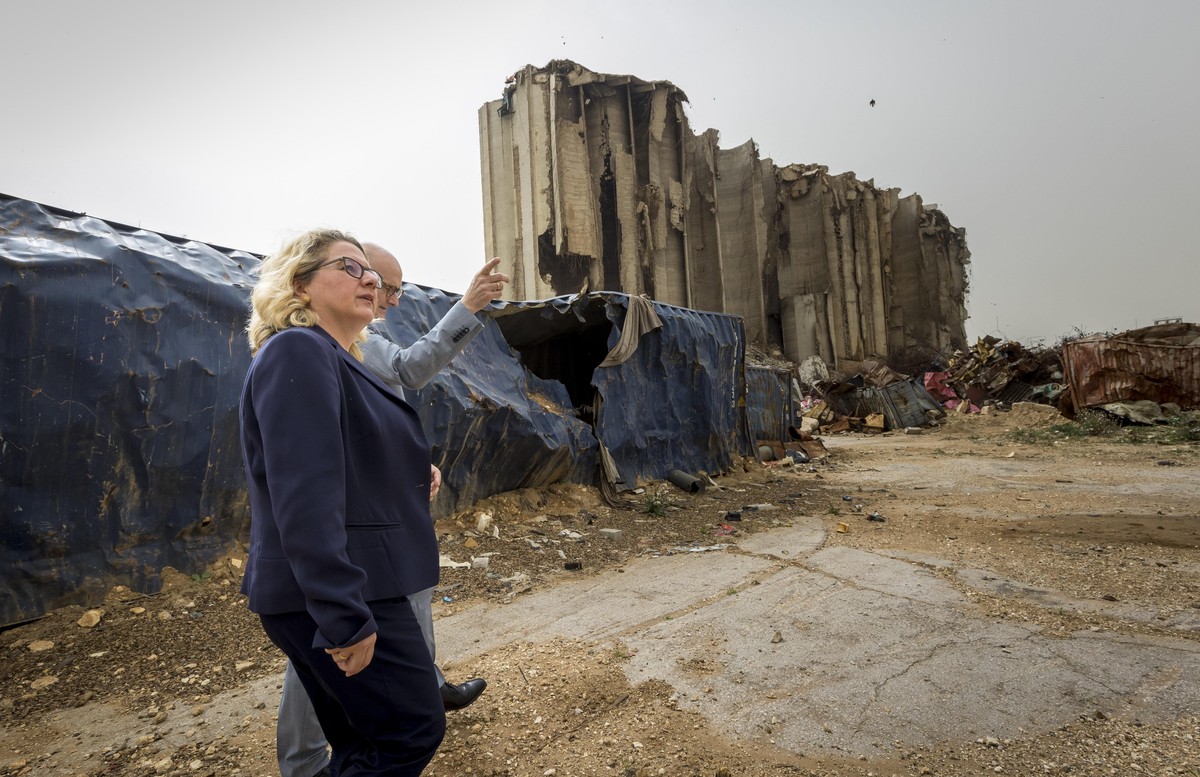Svenja Schulze (SPD), Bundesministerin fuer wirtschaftliche Zusammenarbeit und Entwicklung, besichtigt die zerstoerten Getreidesilos im Hafen von Beirut. (hier mit dem deutschen Botschafter Andreas Ki ...