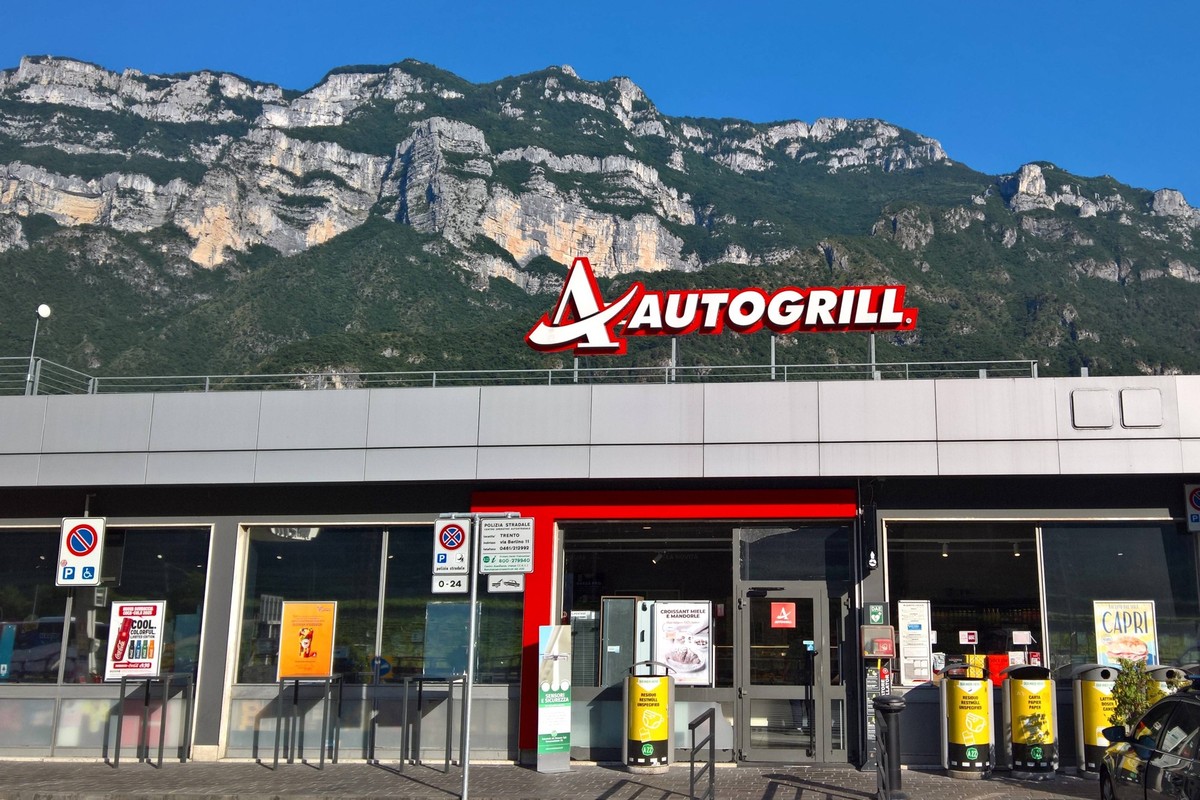 Die Autogrill S.p.A. ist ein italienisches Unternehmen im Bereich Systemgastronomie und Handel mit Schwerpunkt Autobahnen und Flughäfen mit Sitz in Rozzano. Foto: Autogrill Autobahn - Raststätte in It ...