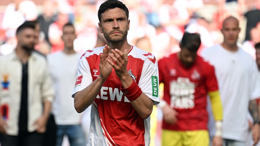 ARCHIV - 27.05.2023, Nordrhein-Westfalen, Köln: Fußball: Bundesliga, 1. FC Köln - Bayern München, 34. Spieltag, im RheinEnergieStadion. Kölns Jonas Hector verabschiedet sich von den Fans. (zu dpa: «Tr ...