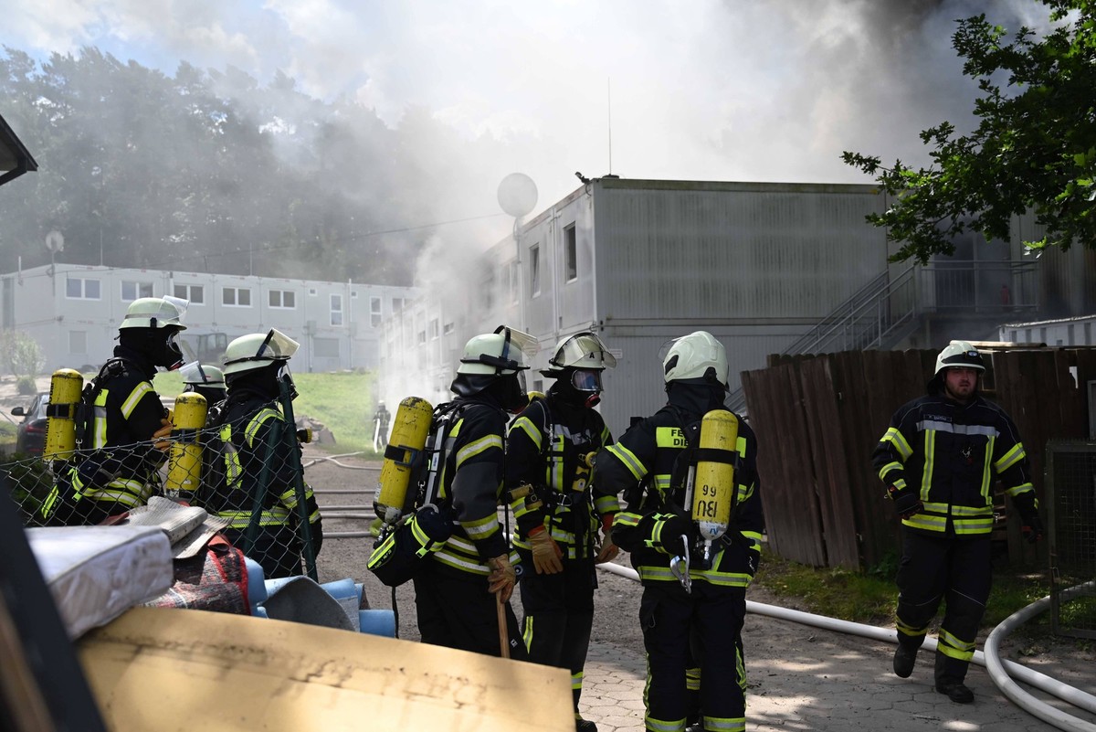 Um 11.28 Uhr wurde ein Brand in einer Geflüchtenunterkunft in Buchholz in der Nordheide gemeldet. Zuvor waren eine Polizeistreife und Mitarbeiter des Heimes in der Unterkunft und wollten einen Streit  ...