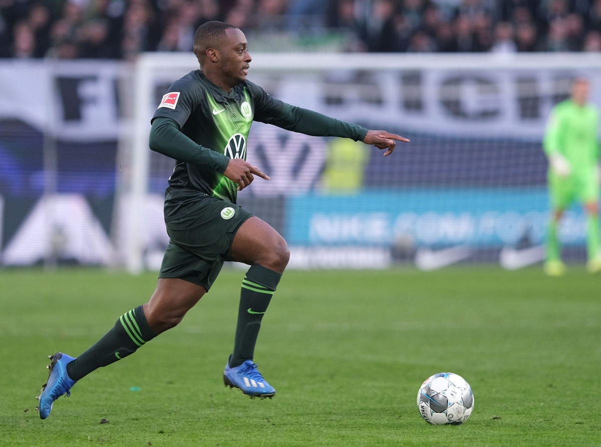 ARCHIV - 07.03.2020, Niedersachsen, Wolfsburg: Fu�ball: Bundesliga, VfL Wolfsburg - RB Leipzig, 25. Spieltag in der Volkswagen-Arena. Wolfsburgs J�r�me Roussillon ist am Ball. Der Franzose wechselt na ...