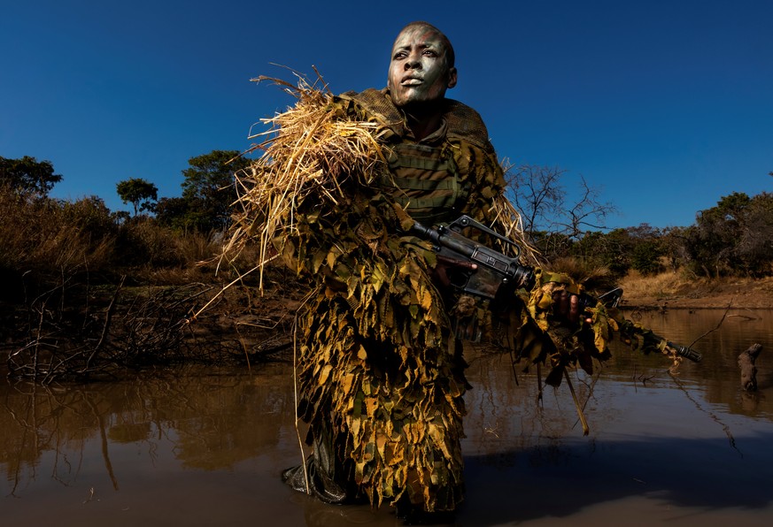 Petronella Chigumbura (30), Mitglied einer rein weiblichen Anti-Wilderer-Einheit namens Akashinga, nimmt im Juni 2018 im Phundundu Wildlife Park, Simbabwe, am Stealth- und Tarnungstraining teil.   