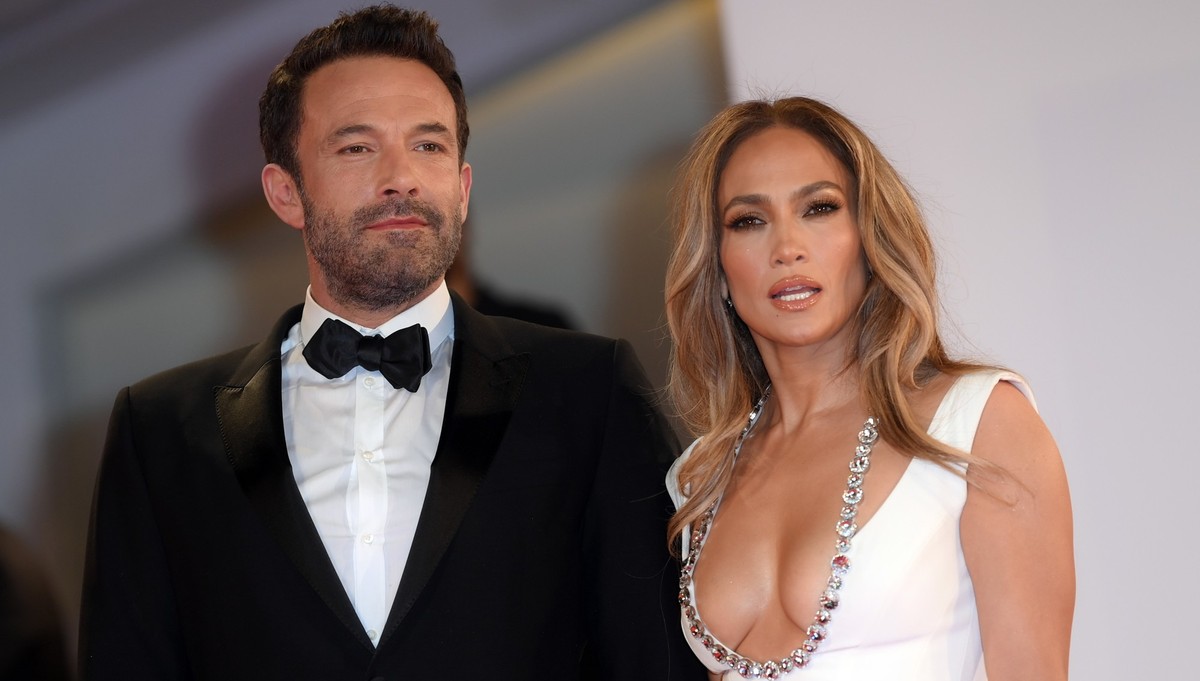ARCHIV - 10.09.2021, Italien, Venedig: Jennifer Lopez, US-Sängerin und Schauspielerin, und Ben Affleck, US-Schauspieler, treffen zur Premiere des Films «The Last Duel» während der 78. Filmfestspiele v ...