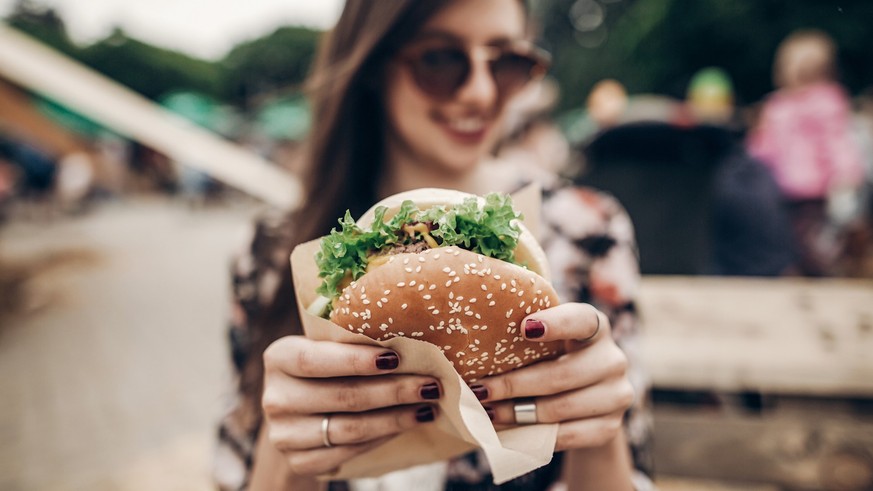 Ob mit Freunden, als Rezept zu Hause als Hamburger oder Cheeseburger, mit Fleisch, Käse, Tomaten. Salat, Zwiebeln, Patties und weiterem bunten Gemüse: Burger gehören bei den meisten Menschen mindesten ...