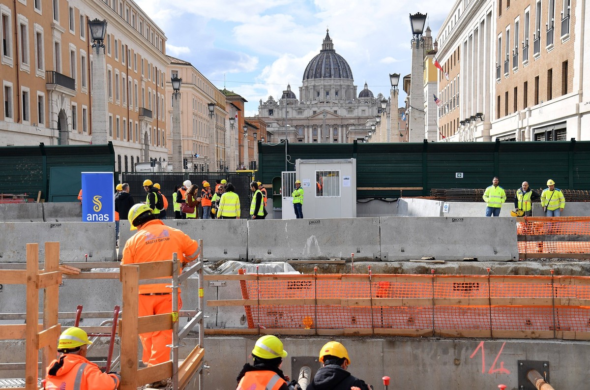 Foto IPP/Fabio Cimaglia Roma 04/03/2024 Cantieri dei lavori per il Giubileo 2025 a Piazza Pia, sullo sfondo la Basilica di San Pietro in Vaticano Roma 04/03/2024 Cantiere dei lav *** Photo IPP Fabio C ...