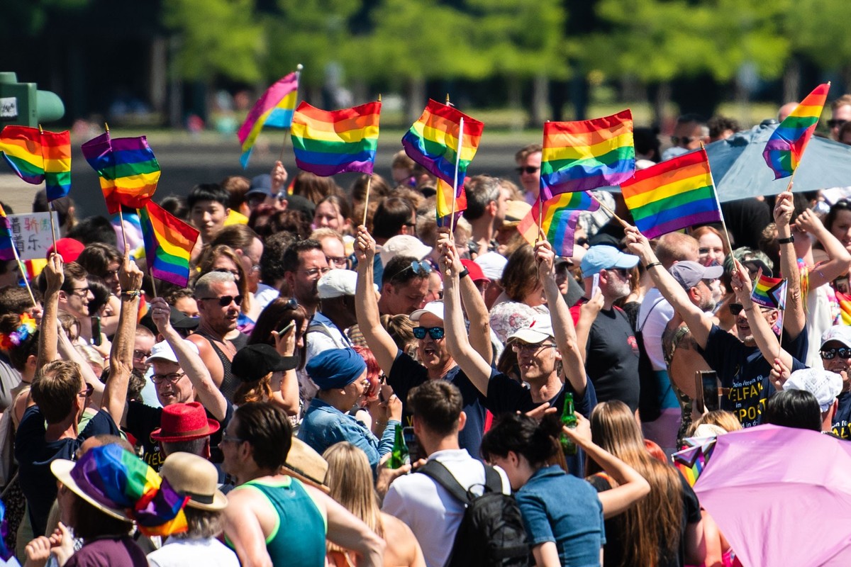 ARCHIV - 03.07.2022, Nordrhein-Westfalen, Köln: Teilnehmer einer Parade zum Christopher Street Day (CSD) ziehen durch die Stadt. Das Kölner CSD-Wochenende beginnt am Freitag mit einem Straßenfest. (zu ...