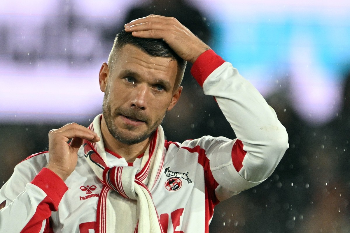 ARCHIV - 10.10.2024, Nordrhein-Westfalen, Köln: Fußball: Abschiedsspiel von Lukas Podolski beim 1. FC Köln, Lukas Podolski feiert mit den Fans. (zu dpa: «Podolski entschuldigt sich nach bösem Foul bei ...