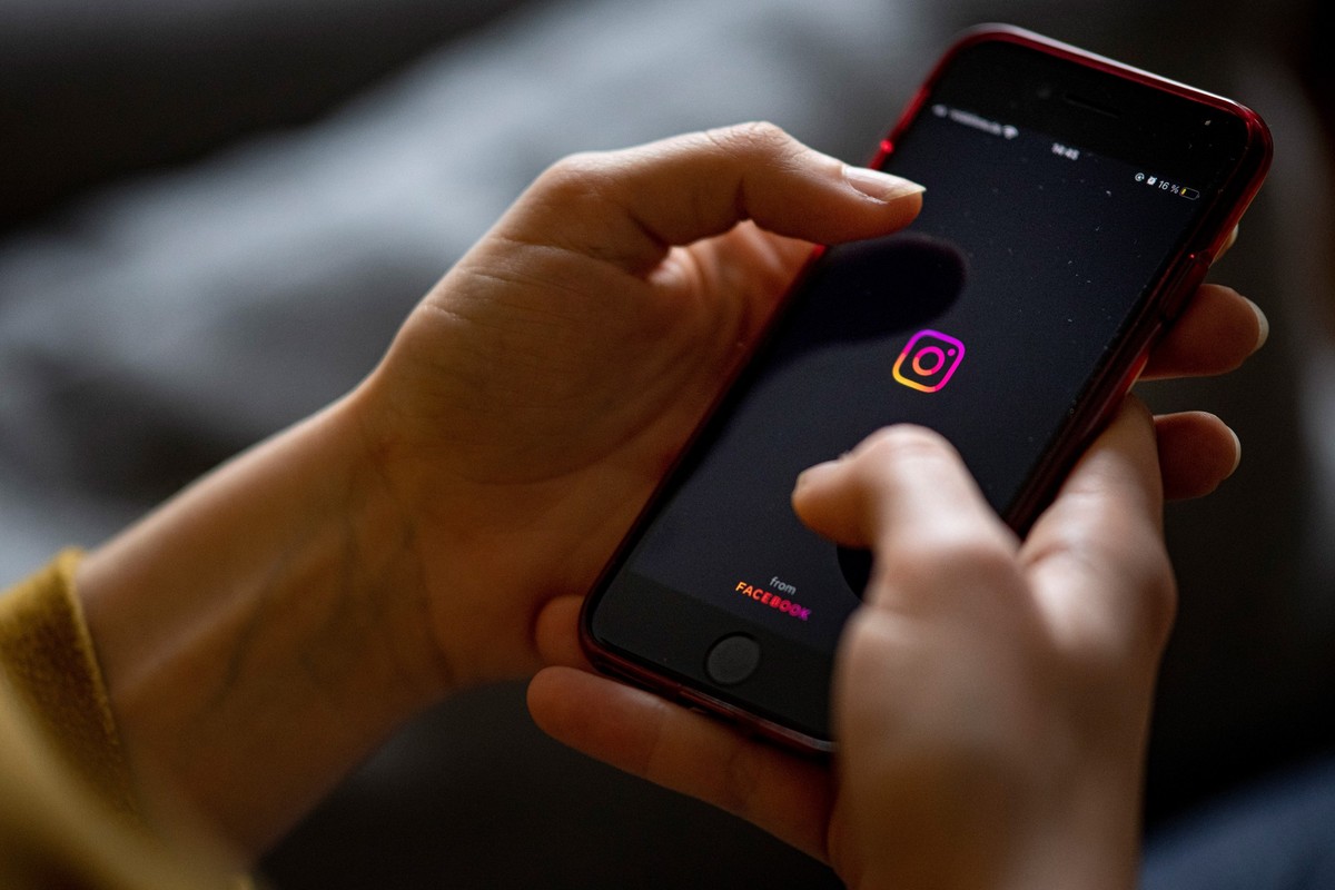 ILLUSTRATION - 28.04.2021, Berlin: Ein Instagram-Logo ist bei Nutzung der App auf einem Smartphone zu sehen. (zu dpa: «Instagram gibt Eltern von Teenagern mehr Macht») Foto: Fabian Sommer/dpa/dpa-tmn  ...