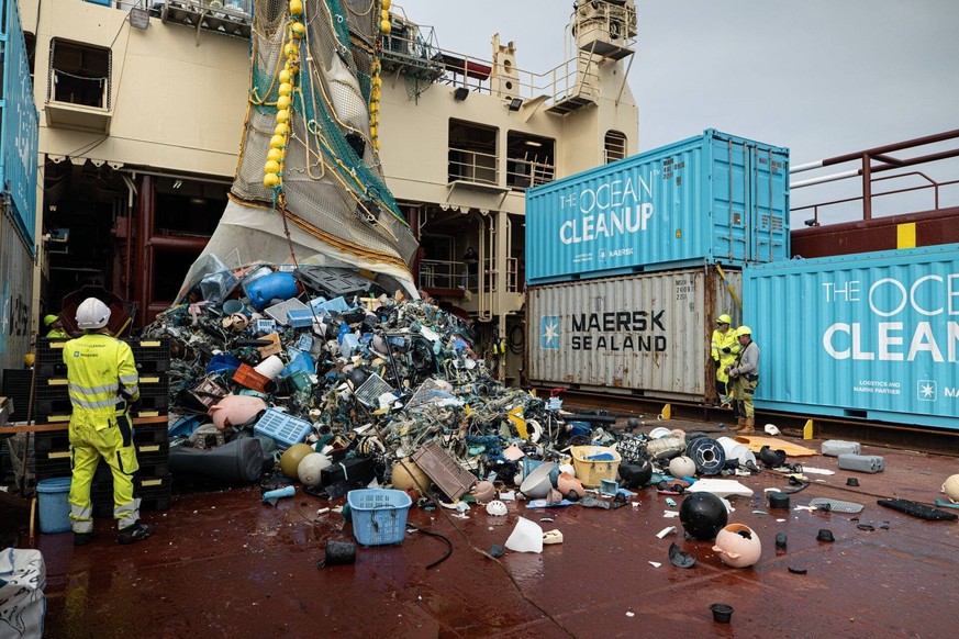 **VIDEO AVAILABLE: CONTACT INFOCOVERMG.COM TO RECEIVE** These images show The Ocean Cleanup s System 002 in action last year 2021. The Ocean Cleanup project, which aims to sweep the oceans free of pla ...