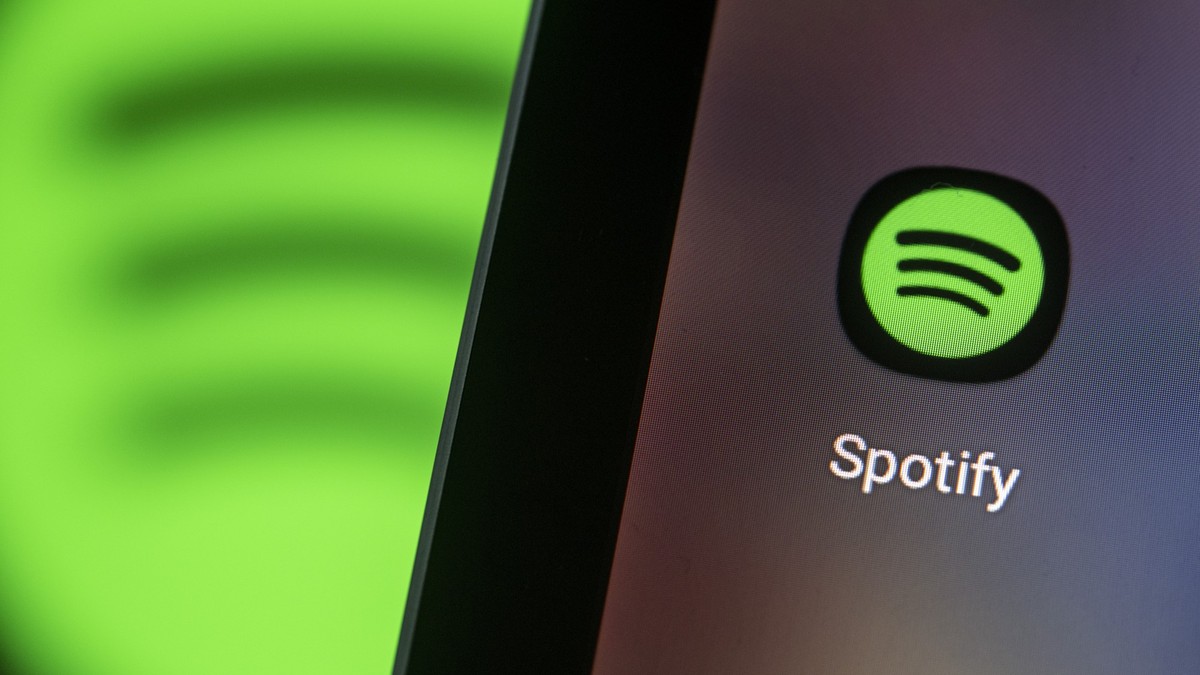 ILLUSTRATION - 28.04.2021, Berlin: ARCHIV - Das Logo der Spotify-App ist auf dem Bildschirm eines Smartphones zu sehen. (zu dpa "Jahrescharts von Spotify: Luciano in