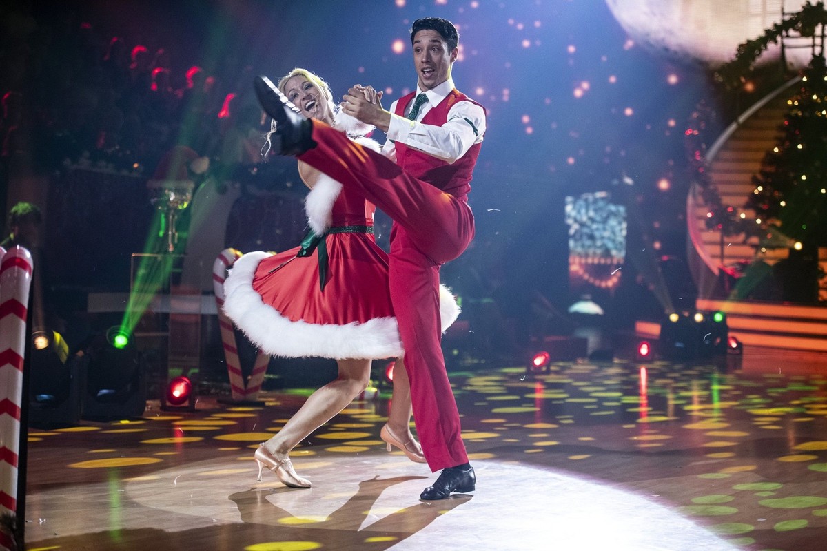 Janin Ullmann und Zsolt Sándor Cseke tanzen Rumba zu Merry Christmas Darling.

Die Verwendung des sendungsbezogenen Materials ist nur mit dem Hinweis und Verlinkung auf RTL+ gestattet.
