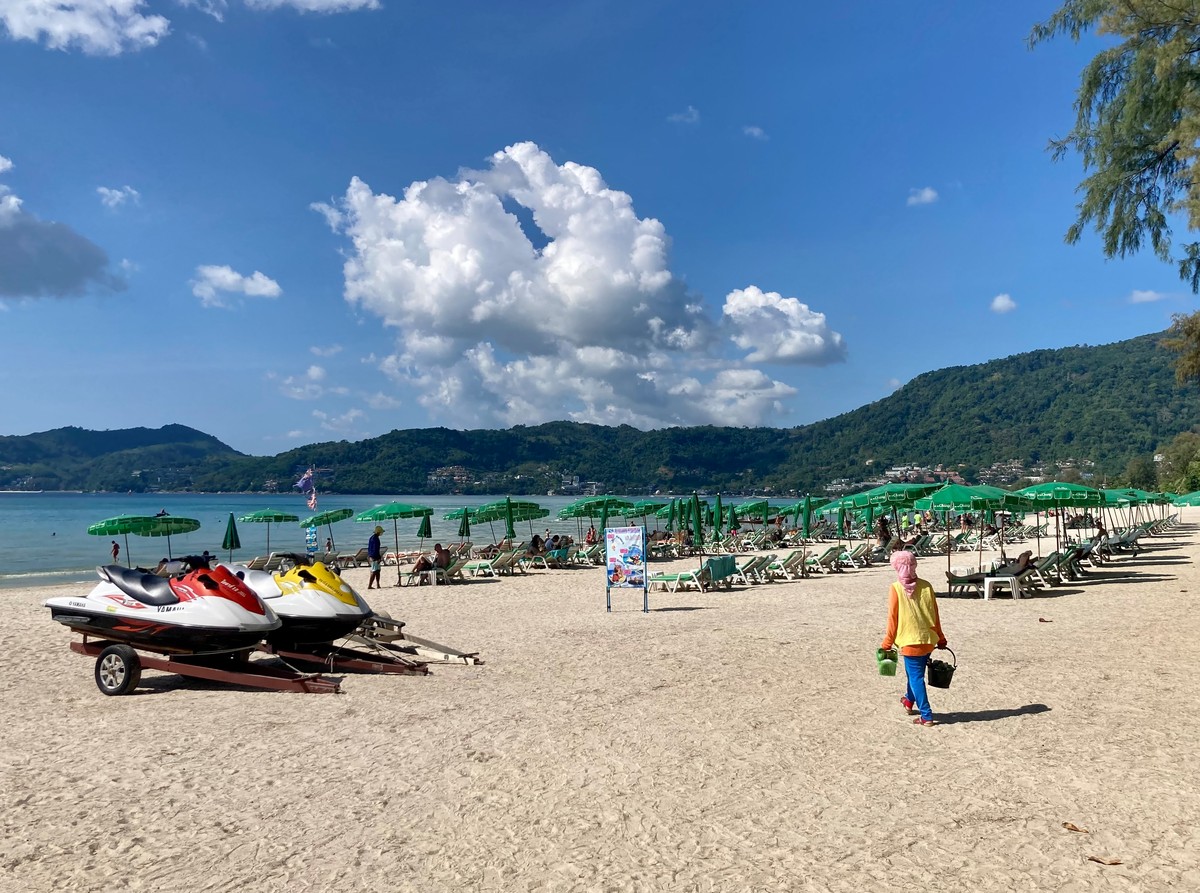 ARCHIV - 15.03.2022, Thailand, Patong: Der Strand von Patong. (zu dpa