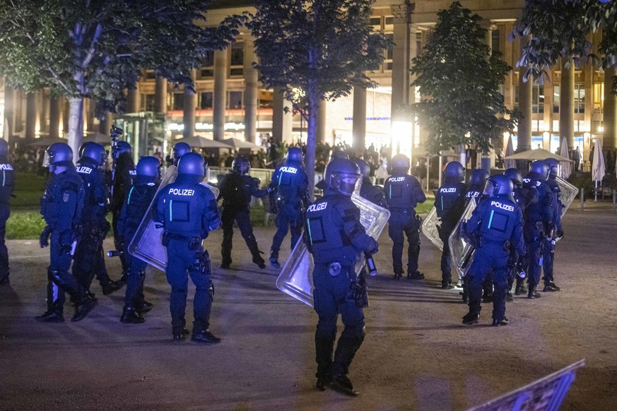 21.06.2020, Baden-Württemberg, Stuttgart: Polizeieinheiten sammeln sich, um gegen Randalierer vorzugehen. Bei Auseinandersetzungen mit der Polizei haben dutzende gewalttätige Kleingruppen die Innensta ...