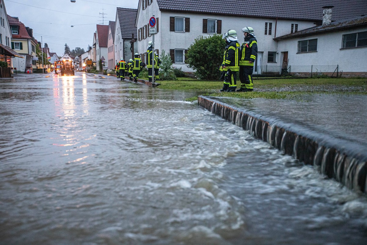 FISCHACH/BAYERN: Überflutungen in weiten Teilen von Oberschwaben führen zu Rettungseinsätzen und Sperrungen. Im Bayrischen Fischach ist die Schmutter und der Neufnach über die Ufer getreten und hat me ...