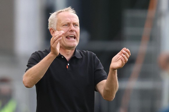 Fußball: DFB-Pokal, Würzburger Kickers - SC Freiburg, 1. Runde in der Flyeralarm Arena. Der Trainer Christian Streich vom SC Freiburg gestikuliert am Spielfeldrand. Wichtiger Hinweis: Der DFB untersag ...