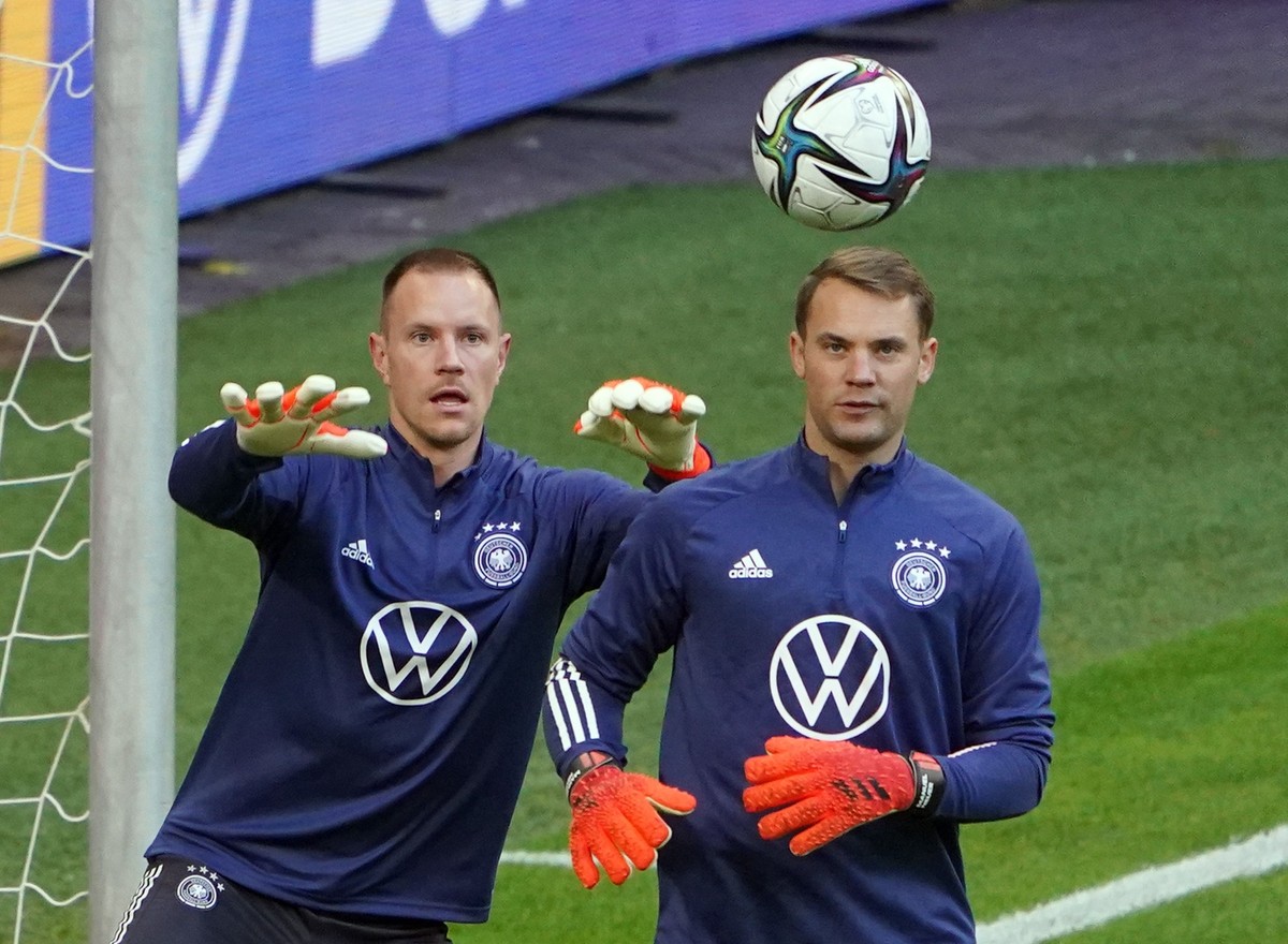ARCHIV - 07.10.2021, Hamburg: Fu�ball: Abschlusstraining Nationalmannschaft vor dem WM-Qualifikationsspiel gegen Rum�nien im Volksparkstadion. Die Torh�ter Marc-Andre ter Stegen (l) und Manuel Neuer.  ...