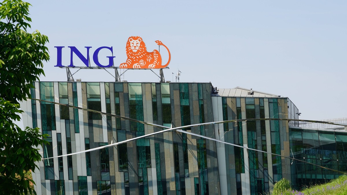 ING Bank Headquarters In Budapest The modern glass and steel facade of the ING Bank headquarters in Budapest, Hungary, on May 20, 2023, reflects the urban landscape. The iconic ING lion logo is promin ...