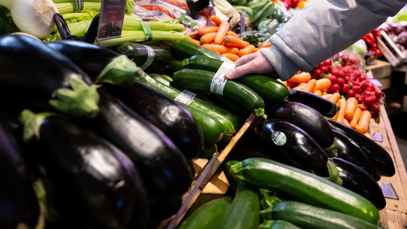 18.01.2023, Bayern, Neubiberg: Ein Mann steht in einem Supermarkt an einer Auslage in der Obst und Gem