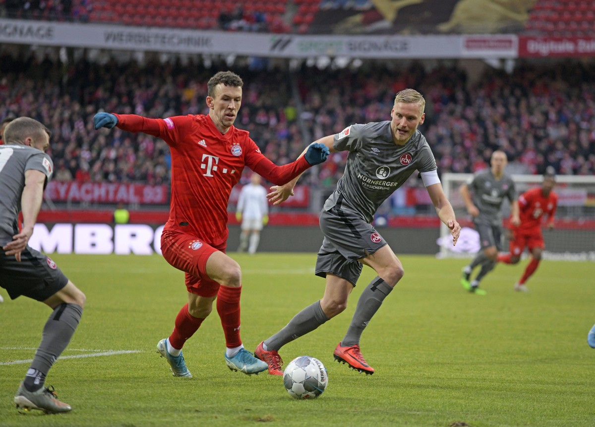 Ivan Perisic (M.) läuft im Testspiel gegen Nürnberg Hanno Behrens davon.