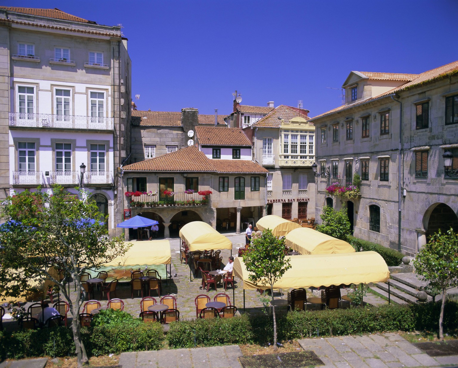 Old town cafes, Pontevedra, Galicia, Spain, Europe PUBLICATIONxINxGERxSUIxAUTxONLY Copyright: GavinxHellier 252-10154

Old Town Cafes Pontevedra Galicia Spain Europe PUBLICATIONxINxGERxSUIxAUTxONLY  ...