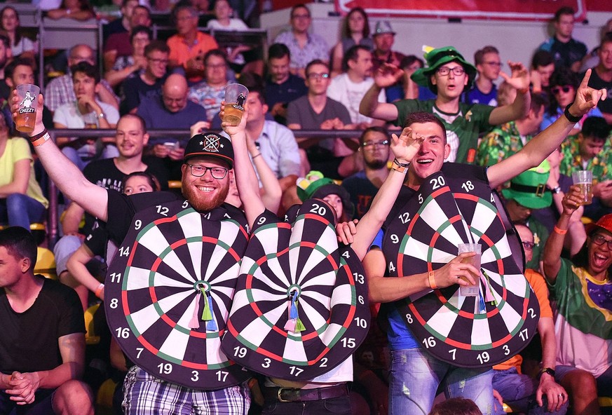 Bilder des Tages - SPORT 02.06.2018, xhbx, Dart, Dart WM in Frankfurt 2018, emspor, v.l. Dart Fans, Zuschauer, Stimmung, Eissporthalle Frankfurt am Main *** 02 06 2018 xhbx Dart Dart World Cup in Fran ...