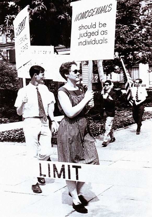 BEFORE STONEWALL, Barbara Gittings and protestors, Philadelphia, circa 1960s, 1984. First Run Features / Courtesy Everett Collection ACHTUNG AUFNAHMEDATUM GESCHÄTZT PUBLICATIONxINxGERxSUIxAUTxONLY Cop ...
