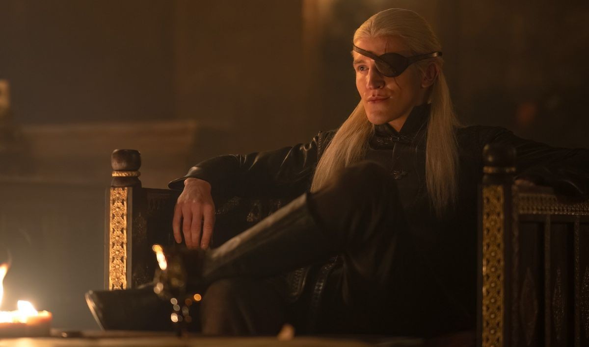 Aemond-Darsteller Ewan Mitchell zieht sich in der neuen Folge "House of the Dragon" komplett aus.