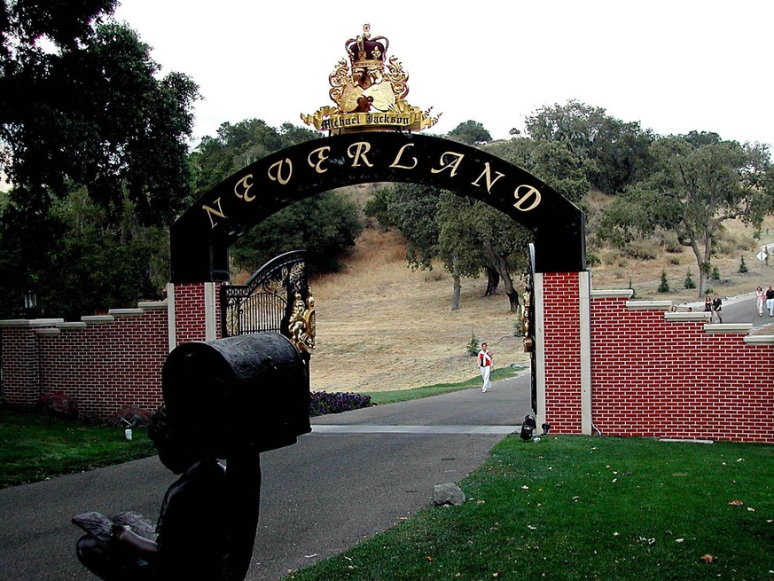 Jan. 1, 2011 - Entrance to the Neverland ranch of Michael Jackson, Neverland Valley, in which vicinity of Santa bar barons, Kaliforien, USA, 26/07 PUBLICATIONxINxGERxSUIxAUTxONLY - ZUMAg49_

Jan 1 2 ...