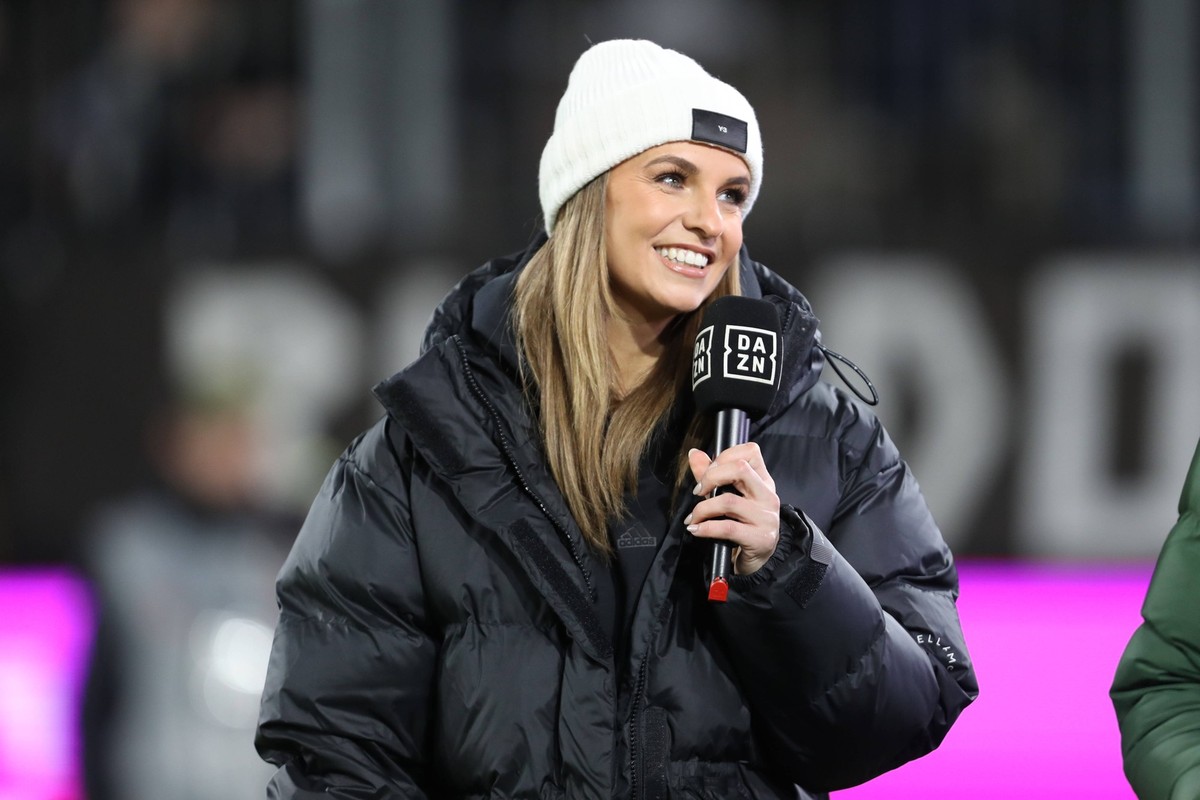 Germany, Koeln, 24.11.2023, RheinEnergieStadion, 1. FC Koeln vs Bayern Muenchen - 1. Bundesliga, DAZN Moderatorin Laura Wontorra laughs Cologne RheinEnergieStadion North Rhine-Westfalia Germany *** Ge ...