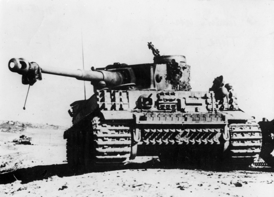 Ein Tigerpanzer der Wehrmacht, 1942, in Tunesien. Kriegsmaschinen dieses Typs standen auch im Dienst der Waffen-SS.