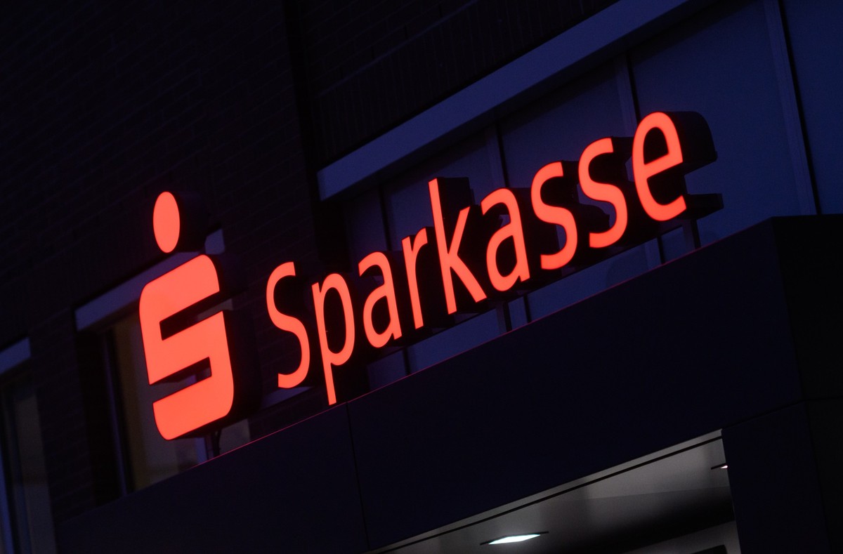 24.01.2023, Niedersachsen, Laatzen: Ein Schriftzug der Sparkasse leuchtet an einer Filiale in der Region Hannover. Der Bundesgerichtshof (BGH) verhandelt erneut �ber eine Musterklage zu Zinsnachzahlun ...