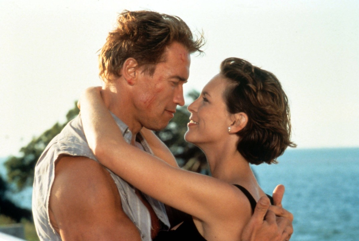 TRUE LIES ARNOLD SCHWARZENEGGER, JAMIE LEE CURTIS PICTURE FROM THE RONALD GRANT ARCHIVE TRUE LIES ARNOLD SCHWARZENEGGER, JAMIE LEE CURTIS Date: 1994. Strictly editorial use only in conjunction with th ...
