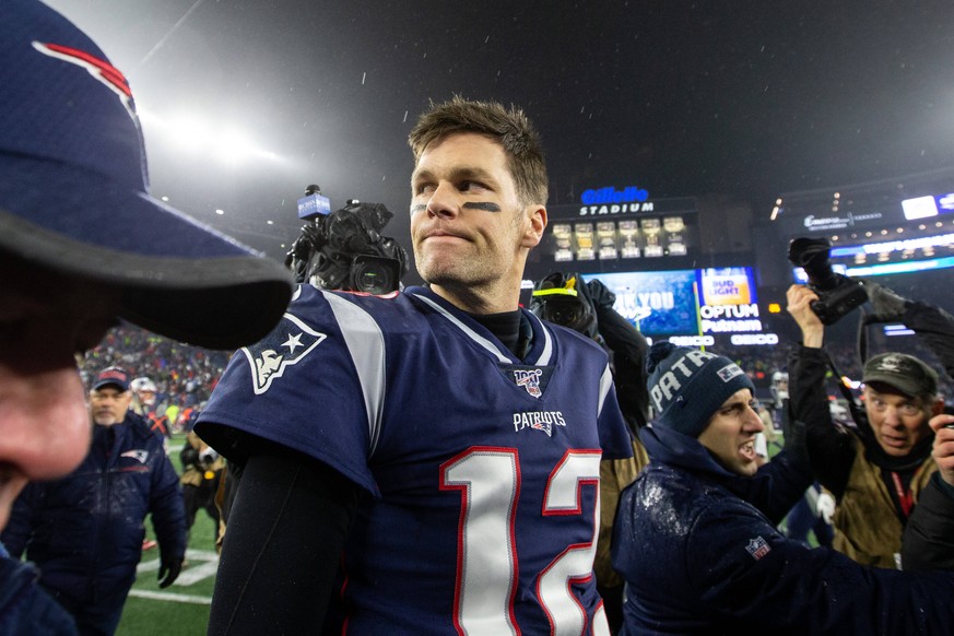 Sport Themen der Woche KW01 Sport Bilder des Tages New England Patriots quarterback Tom Brady 12 heads on to the field after losing to the Tennessee Titans in the NFL, American Football Herren, USA Wi ...