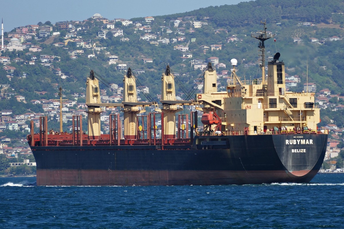 ARCHIV - 28.08.2023, Türkei, Istanbul: Der Frachter «Rubymar» fährt im Bosporus vor Istanbul. (zu dpa: «Ölteppich im Roten Meer: US-Militär warnt vor Umweltkatastrophe») Foto: Dietmar Hasenpusch/hasen ...