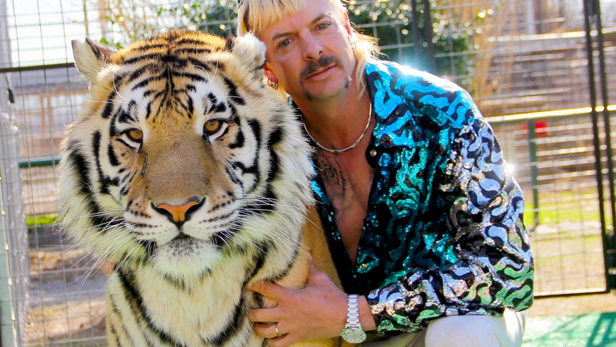 Szene aus "Tiger King": Joe Exotic mit einer seiner Schmusekatzen.