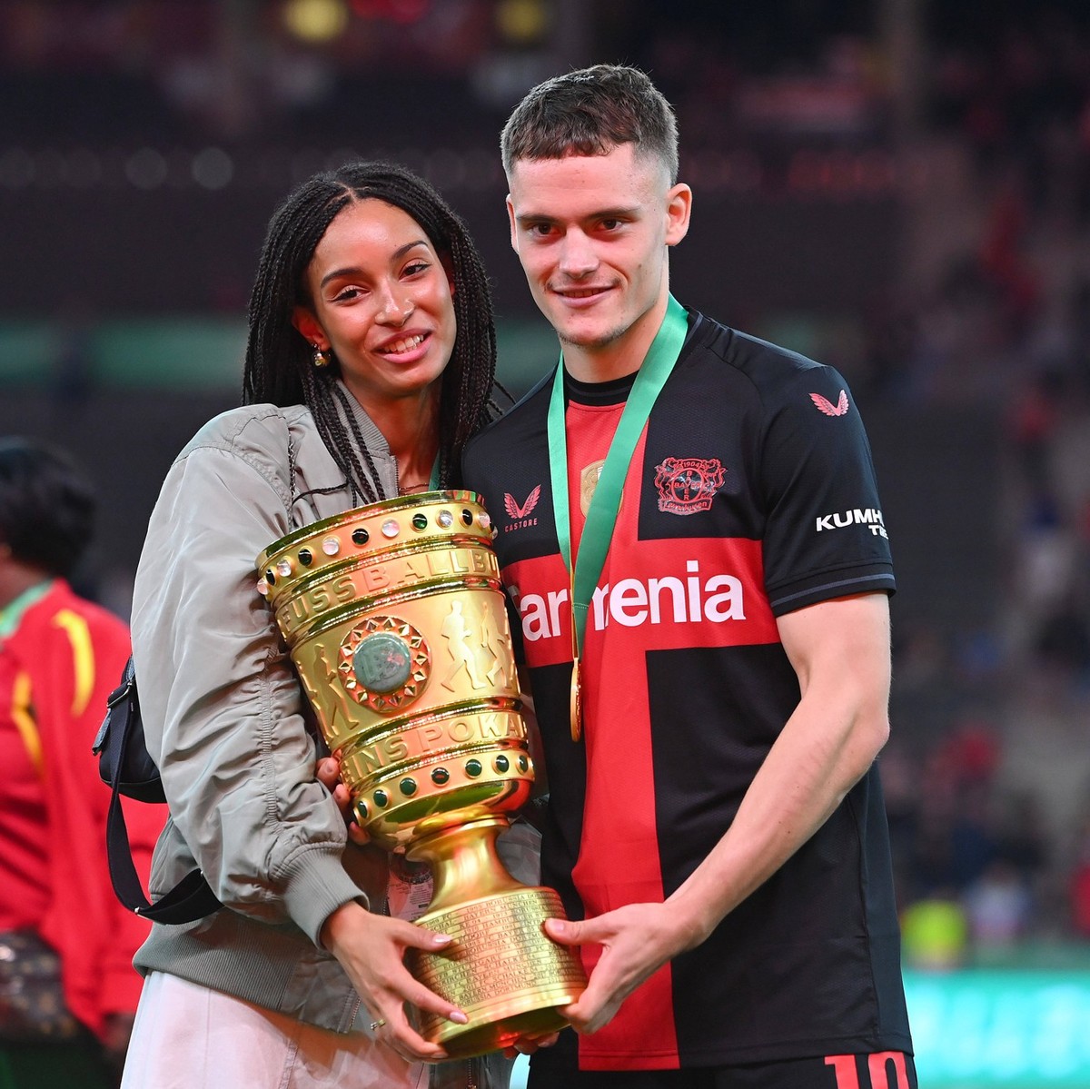 Florian WIRTZ Bayer Leverkusen und Freundin Aaliyah mit Pokal,Cup,Trophaee, Fussball / 81.DFB Pokal Finale 2024 / 1.FC Kaiserslautern - Bayer 04 Leverkusen 0-1 am 25.05.2024, Olympiastadion in Berlin ...