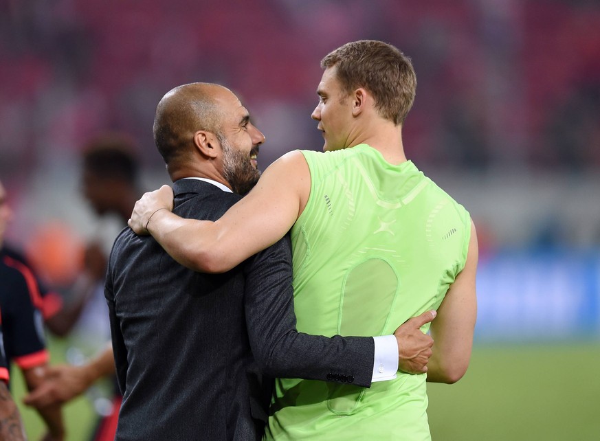 FUSSBALL CHAMPIONS LEAGUE SAISON 2014/2015 GRUPPENPHASE Olympiakos Piraeus - FC Bayern Muenchen 16.09.2015 Schlussjubel FC Bayern Muenchen; Trainer Pep Guardiola (li) umarmt Torwart Manuel Neuer PUBLI ...